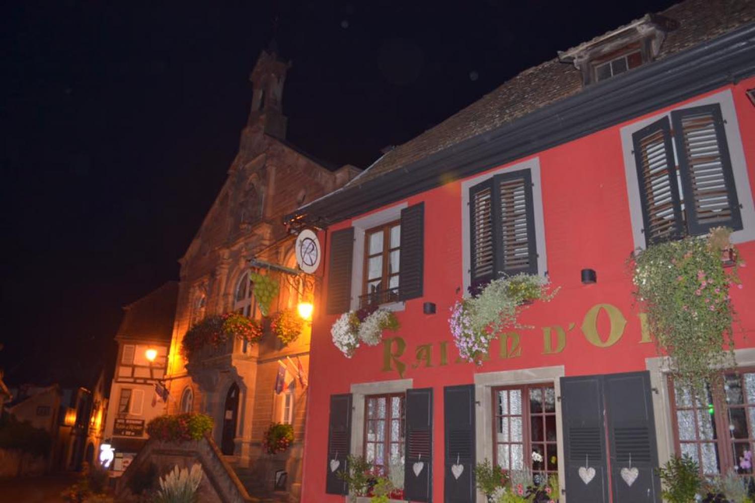 La mairie et le restaurant Au Raisin d'Or de nuit - Photo : Olivier HERBETH