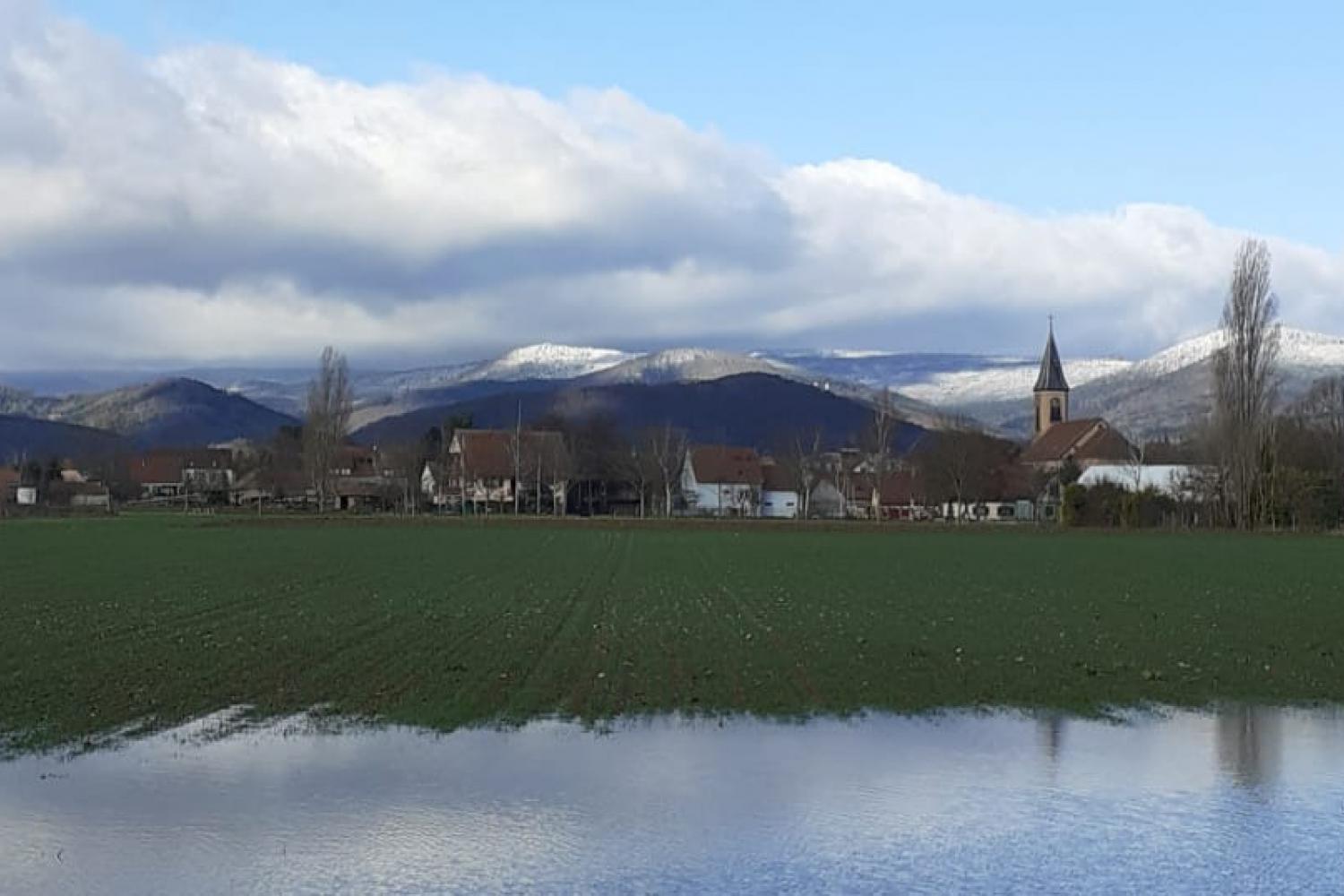 Vue sur village et les montagnes