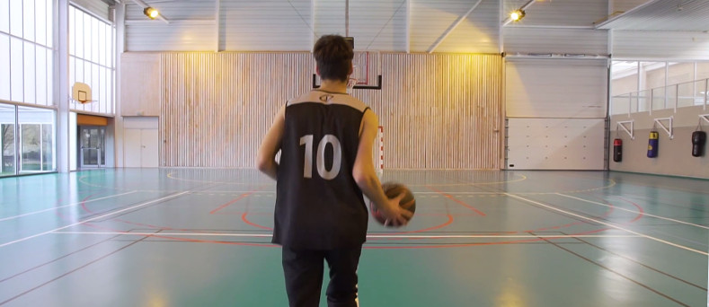 Jeune basketteur salle du piémont