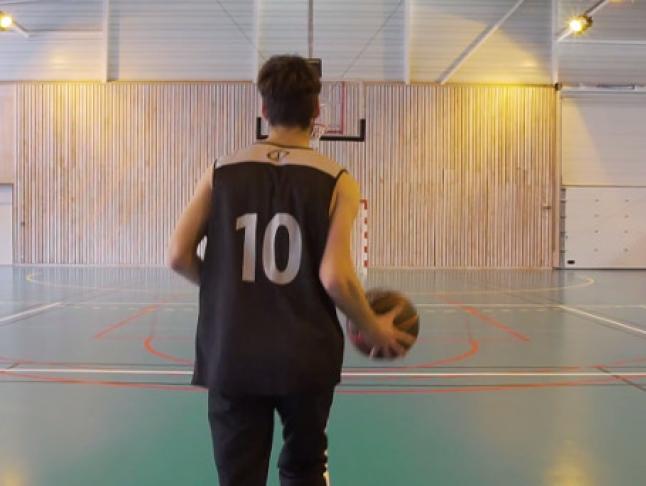 Jeune basketteur salle du piémont 